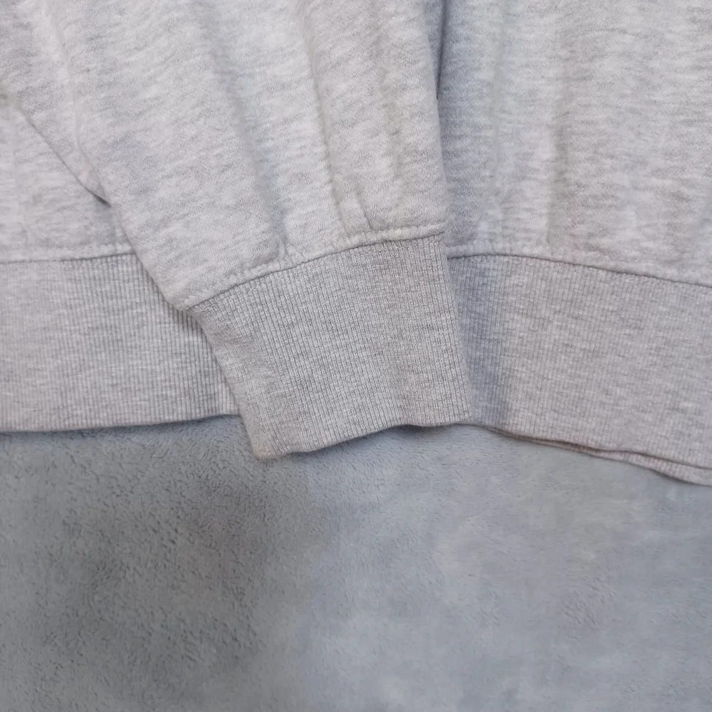 H&M Friends TV Show Logo Unisex Gray Sweatshirt Size Medium Cozy Cotton Blend - Picture 4 of 9